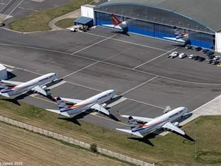 Uzemnn letadla Smarwings ekaj ped hangrem na pravidelnou drbu.