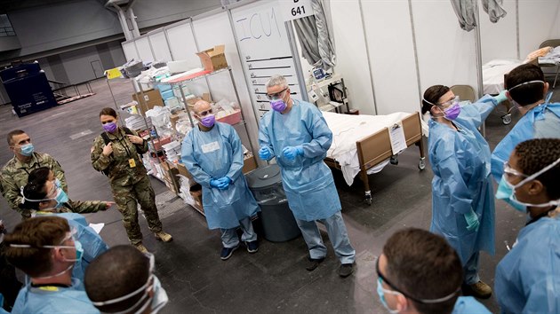 Zdravotníci dopln�ní o vojáky lé�í pacienty s nemocí covid-19 v kongresovém...