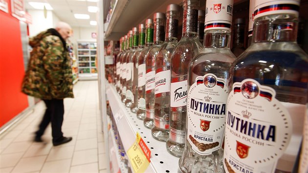 Mu si v supermarketu v Moskv. vybírá alkohol.