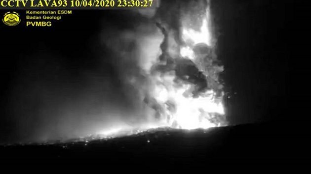Výbuch sopky Anak Krakatoa.