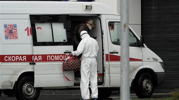 Sanitka u nemocnice v Moskvě.