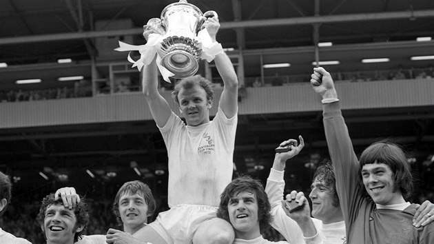 Fotbalisté Leeds United s Normanem Hunterem slaví vítzství v FA Cupu.