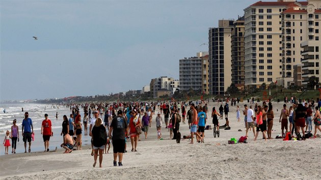 Lidé zaplavili znovuotevené pláe na Florid.