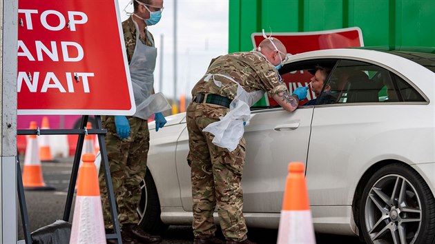 Skottí vojáci odebírají vzorky na testování koronaviru na letiti v Glasgow.
