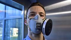 Česká maska s nejvyšším stupněm ochrany jde do sériové výroby. Jedna z prvních várek putuje k vědcům