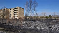 U Černobylu se už více než týden nedaří uhasit požár lesa. S ohněm bojuje na 370 lidí