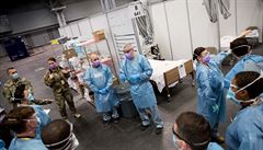 Zdravotníci doplnění o vojáky léčí pacienty s nemocí covid-19 v kongresovém...