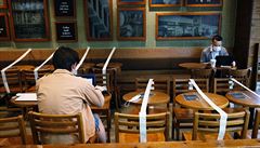 V hongkongské poboce Starbucksu jsou nkteré idle a stoly pelepeny páskou,...