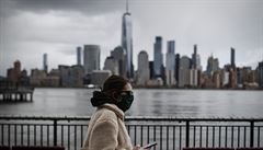 Panorama msta New York City se táhne nad chodci, kteí nosí masky kvli obavám...