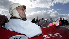 Stirling Moss v kokpitu formule.