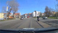 VIDEO: Mu ml zdravotnkm z Bulovky ukrst motorku. Policistm pak ujdl Prahou rychlost 130 km/h