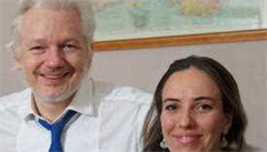 Assange a Stella Morisonová na fotce z ekvádorské ambasády v Londýn�, kde se...
