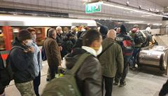 Pražské metro bylo po Velikonocích plné lidí, sobotní intervaly v ranní špičce nestačily