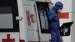 Ruský zdravotník vystupuje ze sanitky u nemocnice v Moskvě