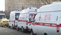 Koronavirus paralyzoval Moskvu. Sanitky s pacienty stly ped nemocnicemi ve frontch, na pjem ekaly i 12 hodin