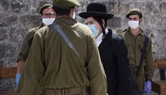 ‚Varoval jsem před katastrofou.‘ Ultraortodoxní židé v Izraeli ignorují nařízení, na lékaře házeli kameny
