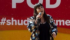 Zpěvačka Ewa Farna zazpívala 17. dubna 2020 v rámci projektu Pod okny u domova...