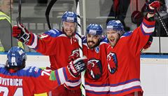 Hokejisté Lvu Praha se radují z branky ve finále KHL.