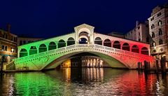 Ikonický most v Benátkách je nasvícen v barvách italské vlajky. Celá zem...