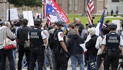 Bezpe�nostní slo�ky dohlí�ejí na demonstraci za zru�ení protikoronavirových...