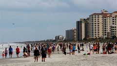 Lidé zaplavili znovuotevené pláe na Florid.