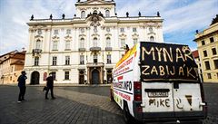 Před Pražským hradem stojí dodávka s nápisem ‚Mynář zabiják’. Nabízí testy na koronavirus