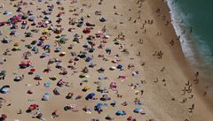 Italská firma přišla s řešením pro dovolenou, návštěvníky pláží by mohla ochránit krabice z plexiskla