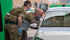 Skot�tí vojáci odebírají vzorky na testování koronaviru na leti�ti v Glasgow.