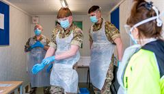 Skot�tí vojáci odebírají vzorky na testování koronaviru na leti�ti v Glasgow.