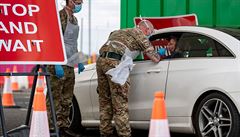 Skotští vojáci odebírají vzorky na testování koronaviru na letišti v Glasgow. | na serveru Lidovky.cz | aktuální zprávy