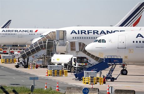 Letadla aerolinek Air France na letišti Charlese de Gaulla u Paříže.