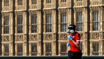 Běžec s dýchací maskou v Londýně.