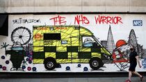 Koronavirové graffiti v Londýně jako pocta zdravotníkům.