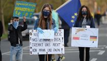 Lid na hranici mezi Polskem, eskem a Nmeckem protestuj proti zaven hranic.