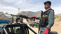 Afghánský policista hlídkuje na místě útoku.