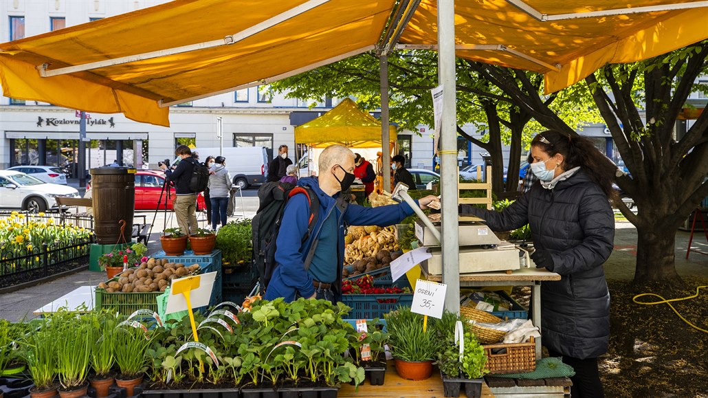 Farmáské trhy na Tylov námstí v Praze 20.4.2020.