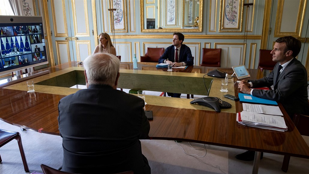 Francouzský prezident Emmanuel Macron se úastní videokonference prezident i...