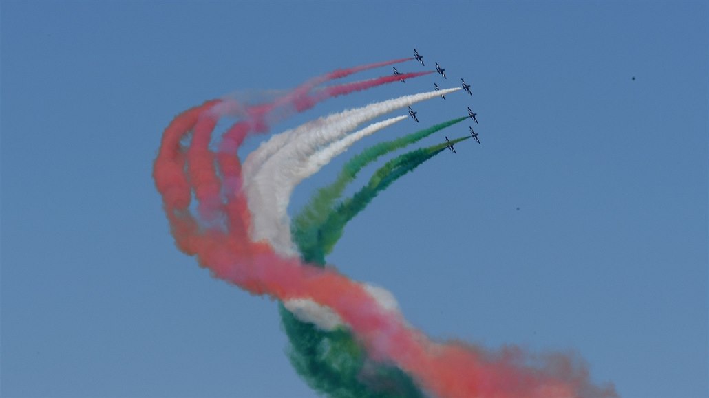 Trikolóra z italské vlajky vytvoená stíhakami v Den osvobození od nacist....