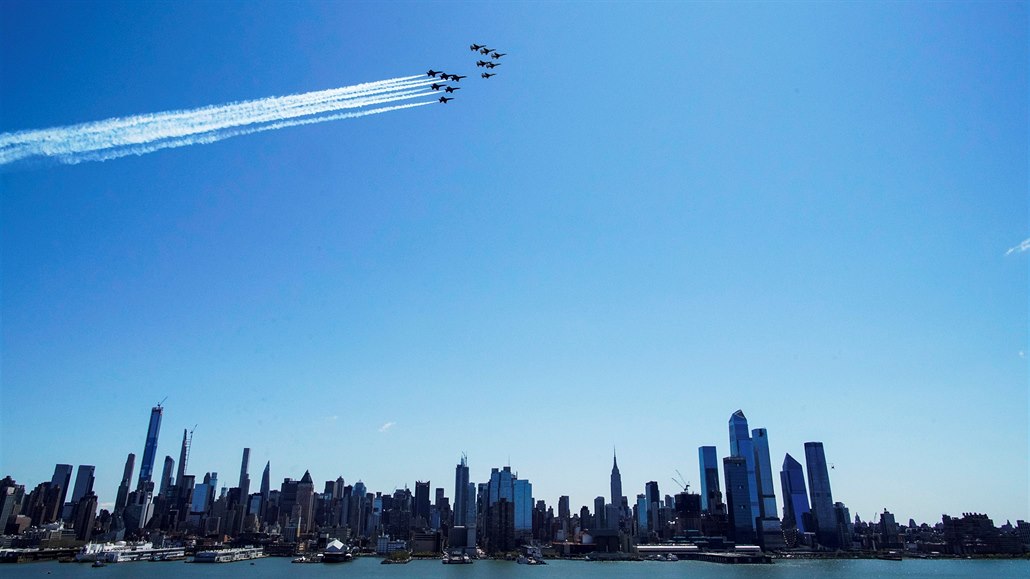 Letka Thunderbirds amerického letectva proletla v poledne nad New Yorkem v...
