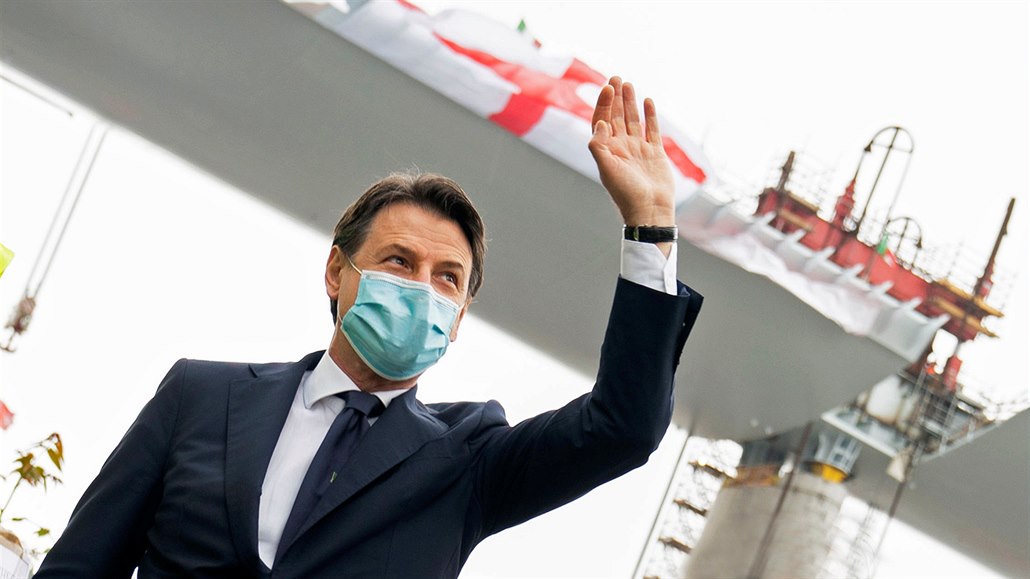 Italský premiér Giuseppe Conte o události hovoí jako o symbolickém milníku,...