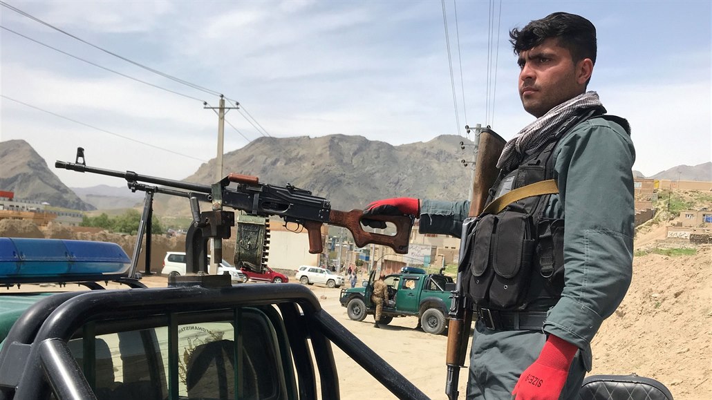 Afghánský policista hlídkuje na místě útoku.