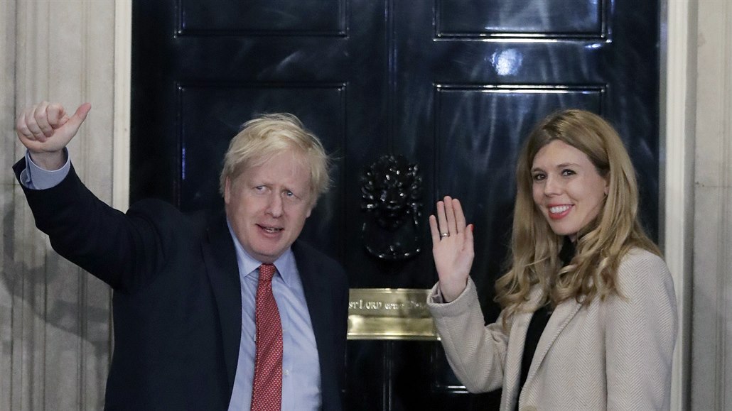 Boris Johnson a jeho snoubenka Carrie Symondsová na fotce z 13. prosince 2019.