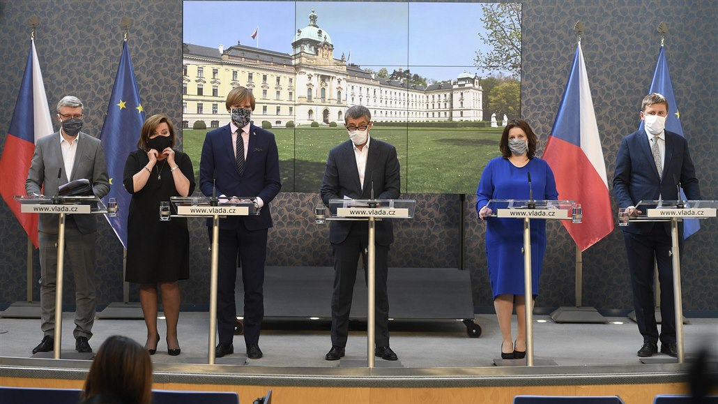 Mimoádné jednání vlády se uskutenilo 24. dubna 2020 v Praze. Na snímku z...