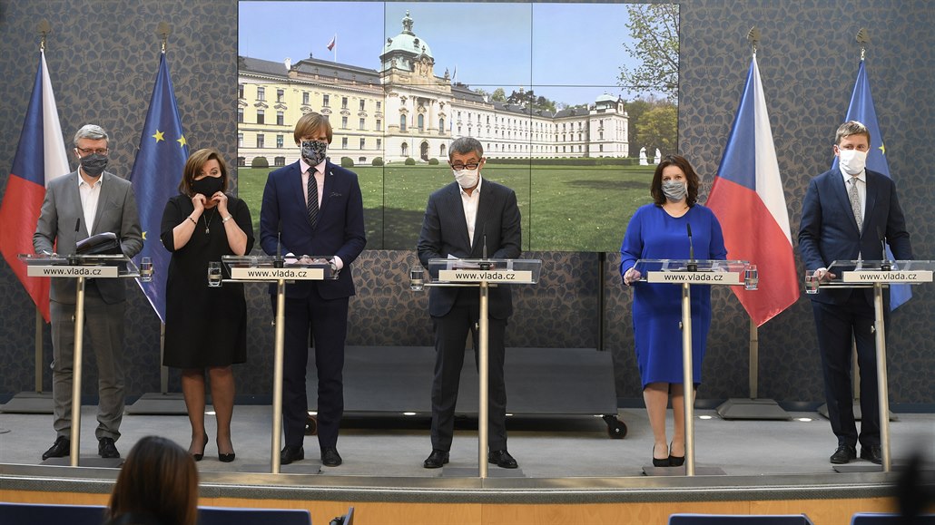 lenové vlády na tiskové konferenci ke koronaviru.