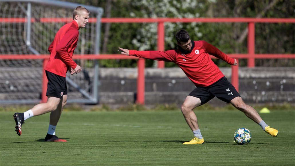 Nejen hrát, nyní nebudou moct fotbalisté ani trénovat.