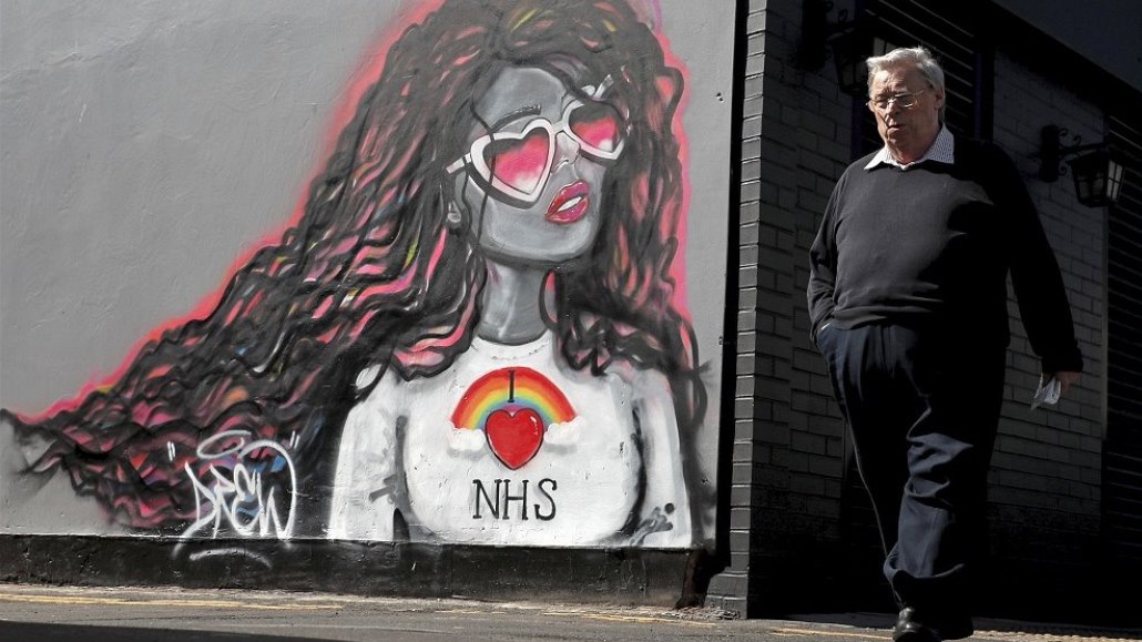 Miluji NHS. Muž v britském městě Redcar prochází kolem graffiti vyjadřujícího...
