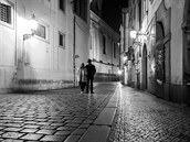 Osamocený pár na procházce Prahou