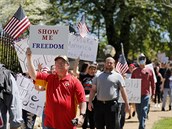 Lidé ve mst Jefferson City ve stát Missouri protestují proti zákazu...