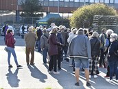 Lidé ekají frontu u univerzitního kampusu v Brn, kde zaalo testování vzorku...