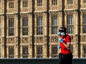 Bec s dýchací maskou v Londýn.